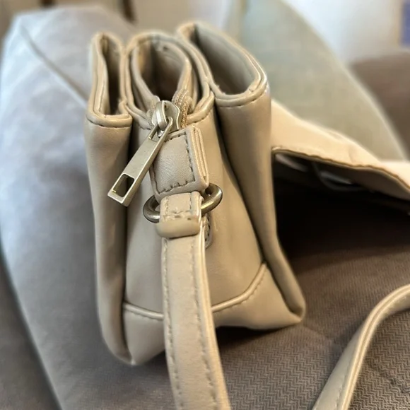 Small but roomy ivory western inspired cross body buckle bag or shoulder purse - Picture 5 of 6